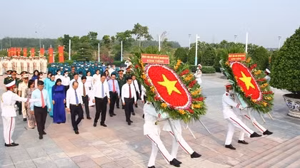 Lãnh đạo TP Hồ Chí Minh dâng hoa, dâng hương tưởng niệm các anh hùng liệt sĩ