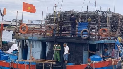 2 tàu cá bị cháy khi đang neo đậu trên sông Nhật Lệ