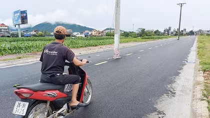 Cần di dời khẩn cấp hơn 3.000 cột điện “mọc” giữa đường