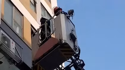 Cảnh sát ngăn chặn kịp thời cháu bé định nhảy tầng 8 chung cư tự tử