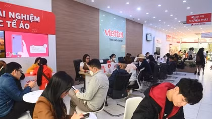 Người dân ùn ùn đến các điểm giao dịch để chuẩn hóa thuê bao trước giờ "G"