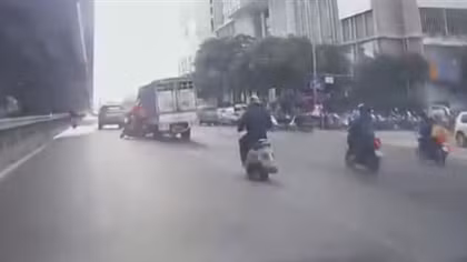 Tài xế xe tải tạt đầu, chèn ngã hai người đi xe máy rồi bỏ đi