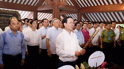 Chủ tịch nước dâng hương tưởng niệm 54 năm ngày Bác Hồ đi xa