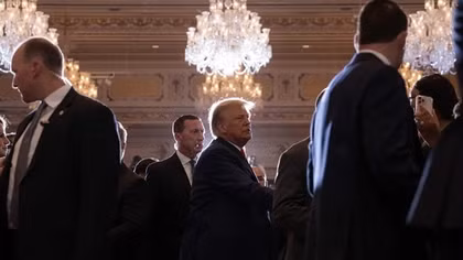 “Donald Trump trong mắt bão”