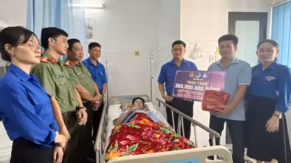 Trao huy hiệu "Tuổi trẻ dũng cảm" tặng Đại úy Trần Hoàng Ngôi