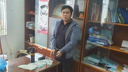 Khống chế đối tượng sử dụng bình xịt hơi cay cướp tài sản