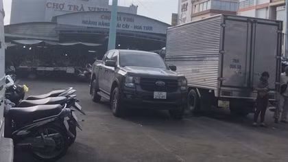 Phó giám đốc Trung tâm Văn hóa bị cách chức vì ném chất bẩn vào quầy hàng tiểu thương