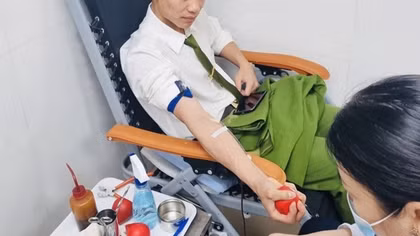 Cảnh sát PCCC hiến máu giúp sản phụ qua cơn nguy kịch