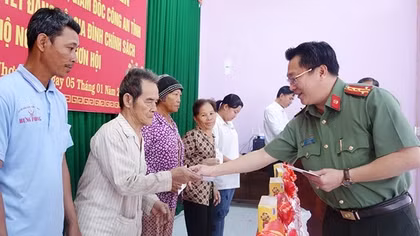 Giám đốc Công an An Giang tặng quà Tết bà con vùng biên giới