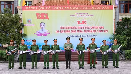 Công an 9 xã trọng điểm phức tạp về ANTT được nhận xe ôtô chuyên dụng