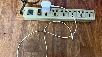 Cầm vào đầu dây sạc điện thoại, bé 3 tuổi bị giật cháy tay