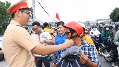 CSGT TP Hồ Chí Minh ra quân đảm bảo TTATGT cho người dân về quê đón Tết