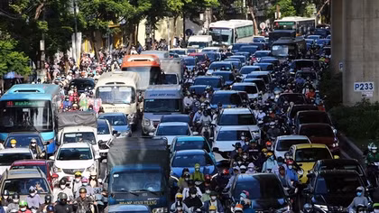 Giao thông cầu vượt Mai Dịch “rối như canh hẹ” vì lô cốt bất ngờ mọc lên