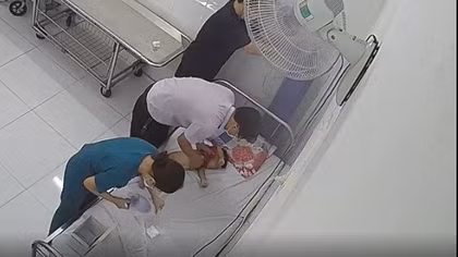 Tạm giữ hình sự cha dượng liên quan đến vụ bé trai 2 tuổi tử vong khi uống sữa