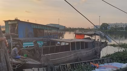 Xóm ngụ cư giữa dòng kênh đôi