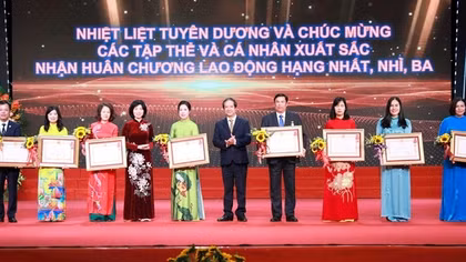 Tôn vinh nhiều tập thể, cá nhân ngành giáo dục Hà Nội
