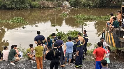Nhậu say rồi thách nhau bơi qua kênh, 2 người mất tích