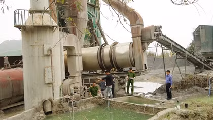 Phó Giám đốc và quản lý trạm trộn bê tông xả trái phép 412 tấn chất thải công nghiệp