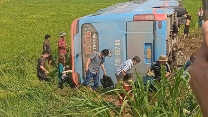 Nhiều người bị thương sau khi xe khách bất ngờ lật nhào xuống ruộng