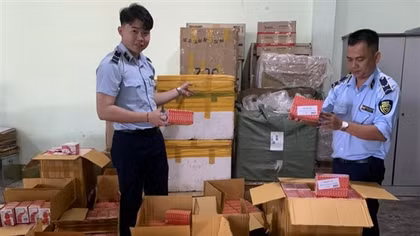 Tạm giữ 8.640 hộp thuốc xương khớp cùng nhiều hàng hóa do nước ngoài sản xuất