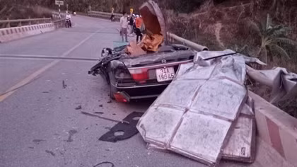 Xe thư báo va chạm ô tô con làm 6 người thương vong