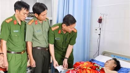 Công an TP Cần thơ thăm hỏi, hỗ trợ Đại úy Công an bị đứt lìa 2 chân khi bắt cát tặc