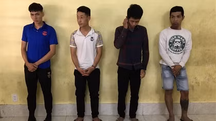Che camera, dùng kìm cộng lực cắt khóa để trộm tài sản