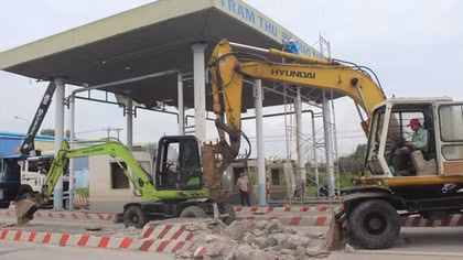 Tháo dỡ trạm thu phí BOT bỏ hoang sau khi có người bị tai nạn
