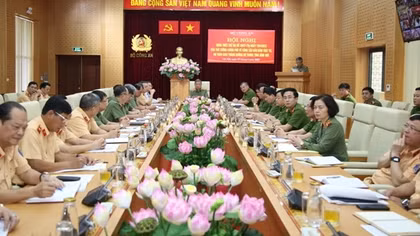 Xây dựng ý thức tự giác, ứng xử văn minh, chuẩn mực của người tham gia giao thông