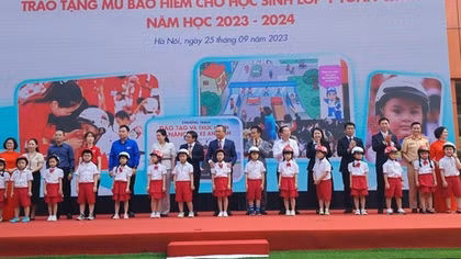Uỷ ban ATGT Quốc gia trao tặng 2 triệu mũ bảo hiểm cho học sinh lớp 1