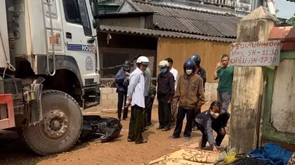 Cô gái đi xe máy tử vong thương tâm dưới bánh xe tải