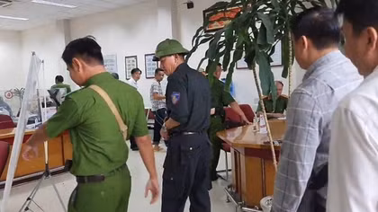 Mang súng tự chế vào cướp tiền tại Phòng giao dịch ngân hàng