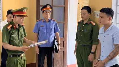 Tính tiền chê đắt, 2 anh em chém chủ quán karaoke trọng thương