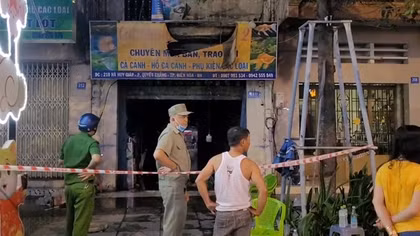Ghen tuông mang xăng đi đốt nhà người yêu, 3 người thương vong