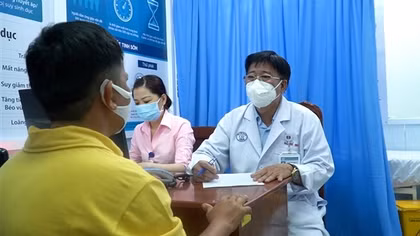 Bệnh nhân lưỡng giới thật thể khảm bị ung thư tinh hoàn ẩn đầu tiên tại Việt Nam