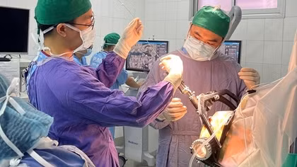Bệnh nhân tỉnh táo hoàn toàn trong ca phẫu thuật kích thích não sâu