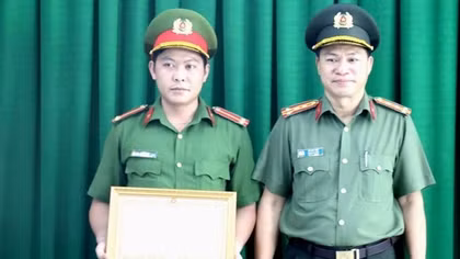Trao Bằng khen của Bộ Công an tặng Trung úy Trần Nhật Duy