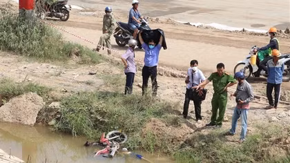 Người đàn ông tử vong cùng xe máy dưới vũng nước cạnh dốc cầu