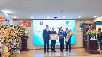 Thủ tướng tặng Bằng khen các bác sĩ phẫu thuật thành công khối u phức tạp