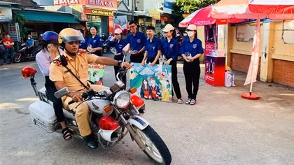 "Nếu không có các chú, chắc năm sau con phải thi lại"