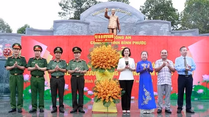 Khánh thành tượng đài Chủ tịch Hồ Chí Minh tại Công an tỉnh Bình Phước