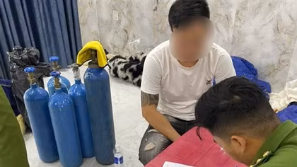 Tàng trữ gần 100 bình khí cười không nguồn gốc chuẩn bị đi tiêu thụ