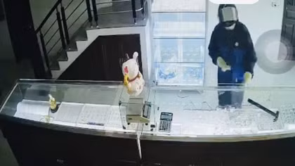 Truy bắt tên cướp tiệm vàng manh động