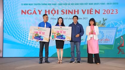 Tặng hàng trăm vé tàu, xe về Tết cho sinh viên khó khăn miền Trung
