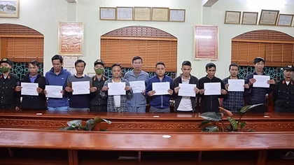 Chánh Thanh tra và Trưởng Ban quản lý rừng phòng hộ huyện bị bắt vì đánh bạc