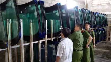 Triệt phá đường dây sản xuất kính ô tô giả với số lượng lớn