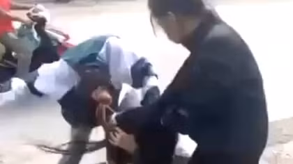 Công an vào cuộc vụ nữ sinh bị đánh túi bụi ngay trước cổng trường