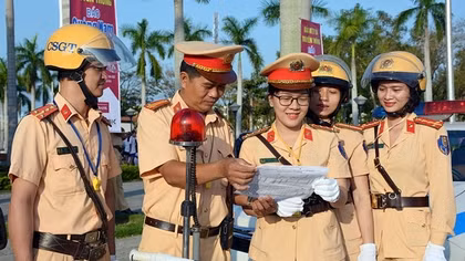 Nữ cán bộ CSGT làm theo lời Bác