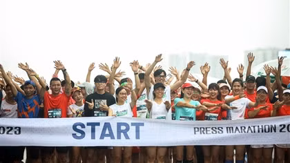 500 nhà báo chinh phục giải chạy Press Marathon 2023 dưới cơn mưa lớn