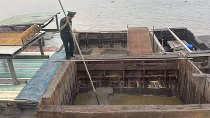 “Cát tặc” tháo chạy như đua thuyền vào các con rạch khi bị phát hiện